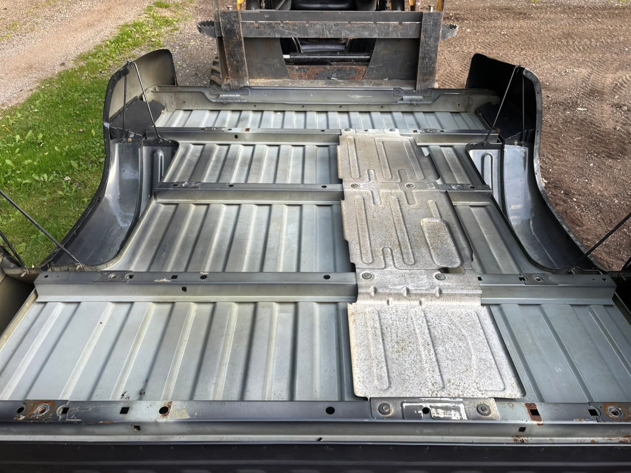 1999-2007 GM 6.6’ bed - Image 2