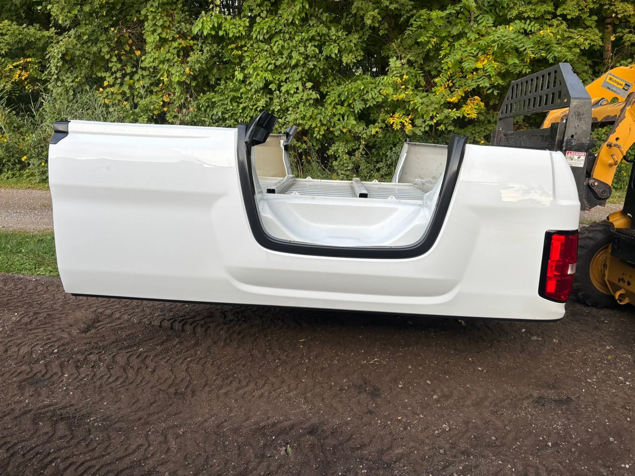 New take off 2014-2019 GMC 8’ bed - Image 2