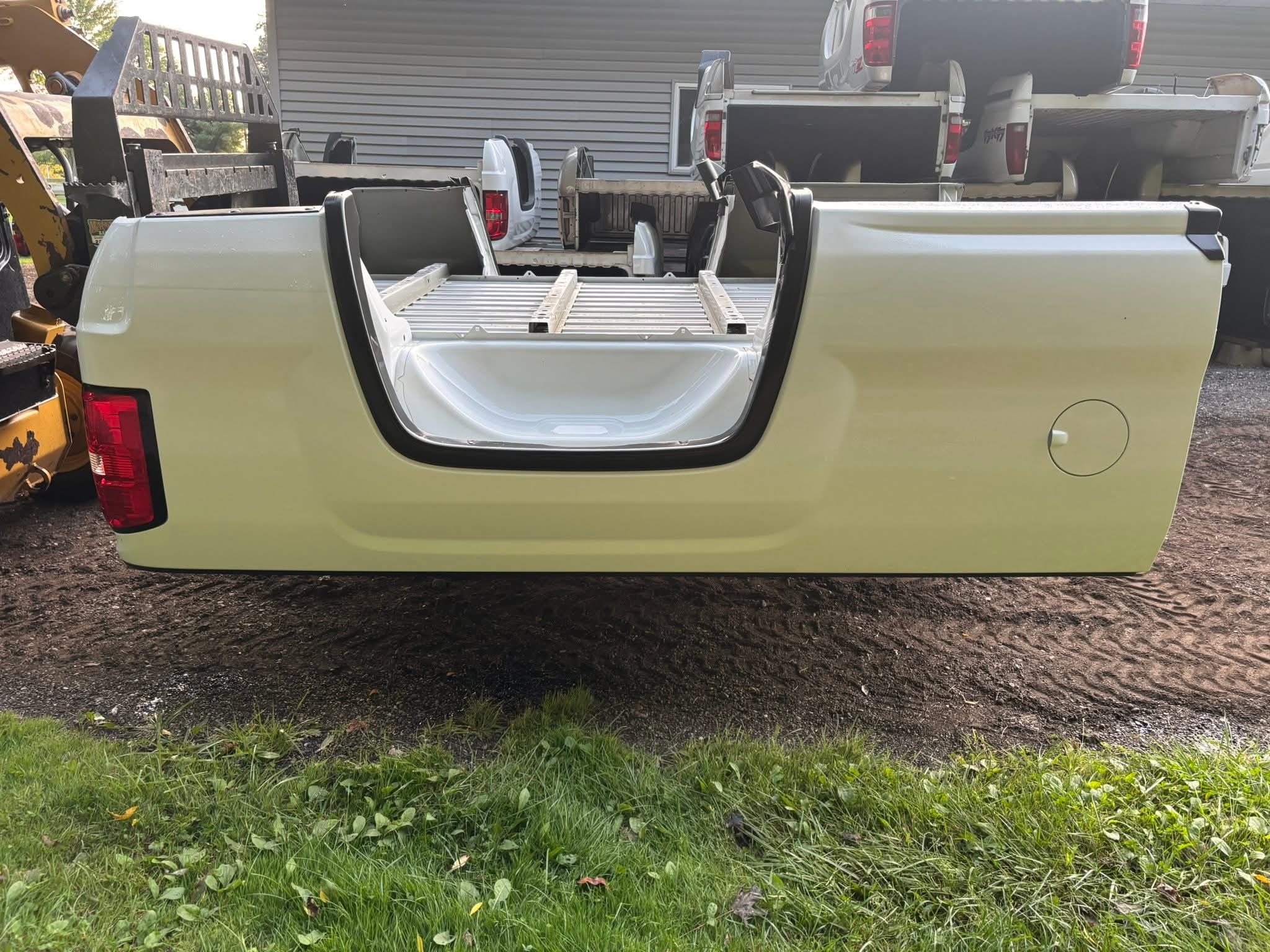 New take off 2014-2019 GMC 8’ bed - Image 5