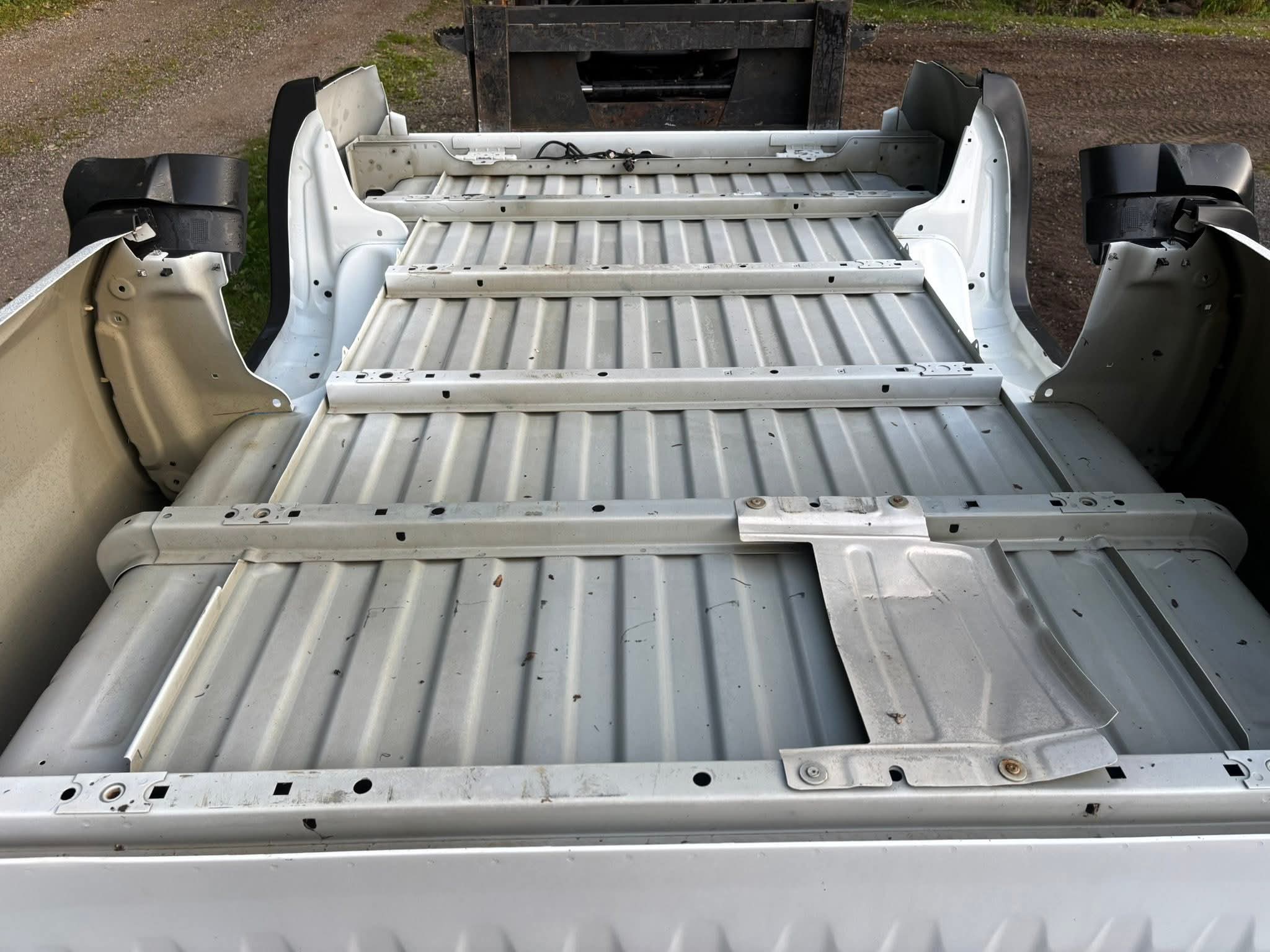 New take off 2014-2019 GMC 8’ bed - Image 8