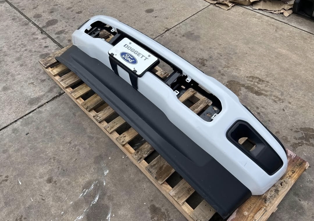 2023 Ford F250 F350 Factory Front Bumper Oxford White w/ Fog Light Slots OEM - Image 3